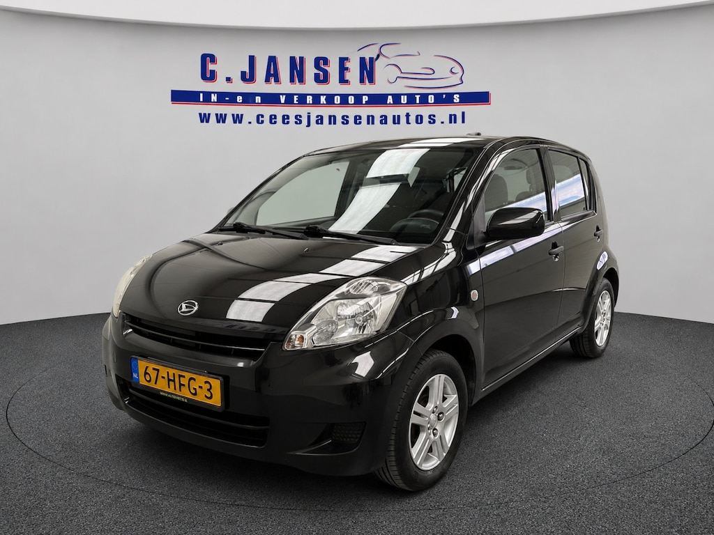 Daihatsu Sirion 2 1.0-12V Premium Goede auto! | Airco | Lederen stuurwiel | | 14'' Lichtmetalen velgen | AUX aansluiting | Isofix-bevestigingspunten voor kinderzitjes
