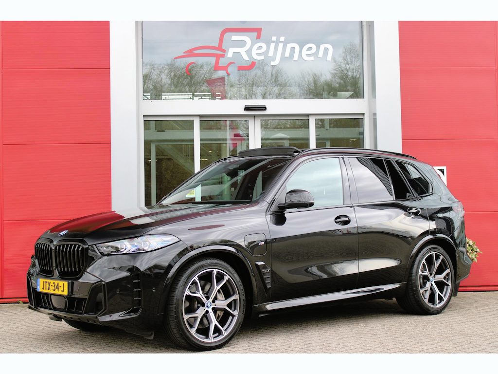BMW X5 xDrive50e 490PK M-SPORT LAUNCH EDITION | PANORAMA SCHUIF/KANTEL DAK "SKY LOUNGE" | COMFORT STOELEN ELEKTRISCH VERSTELBAAR MET GEHEUGENFUNCTIE EN VERWARMBAAR VOOR EN ACHTER | LEDEREN BEKLEDING BMW INDIVIDUAL ZWART | EDELHOUT INTERIEURLIJSTEN | RIJASSISTENT-SYSTEEM DRIVING ASSISTANT PROFFESIONAL MET O.A. DODEHOEK DETECTIE EN ADAPTIVE CRUISE CONTROL | TRAVEL PAKKET | INNOVATIE-PAKKET: PARKEERASSISTENT-PAKKET PROFESSIONAL/ADAPTIEVE LED KOPLAMPEN/HARMAN/KARDON AUDIO SYSTEM/BMW LIVE PROFESSIONAL/RIJASSISTEN-SYSTEEM BMW GESTUURDE CONTROL/RIJSTROOK ASSISTENT/RIJSTROOKWISSEL ASSISTENT/BOTSWAARSCHUWING/RIJASSISTENT ACHTERBOTSING | DRAADLOZE APPLE CARPLAY/ANDROID AUTO | NAVIGATIE | 360° CAMERA | GEKOELDE BEKERHOUDERS | LUCHTVERING | DRAADLOZE TELEFOONLADER | ELEKTRISCH BEDIENBARE ACHTERKLEP | HEAD UP DISPLAY | STOEL/STUUR VERWARMING | ELEKTRISCH VERSTELBAAR STUURWIEL |