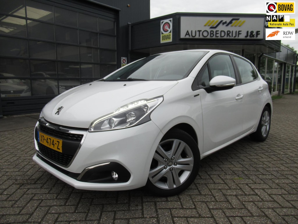 Peugeot 208 1.2 PureTech Signature / Navi / PDC / Carplay