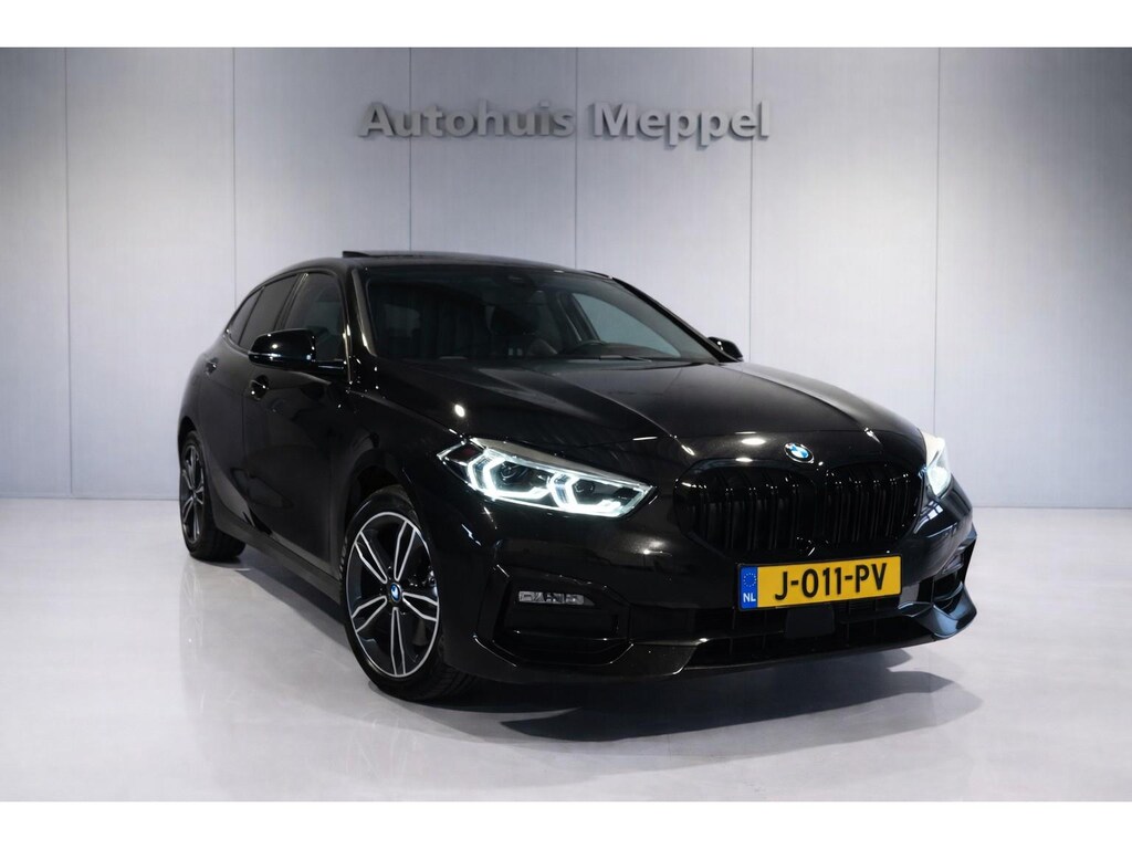 BMW 1-Serie 118i Sport Line | LED | Harman/Kardon | Panoramadak |