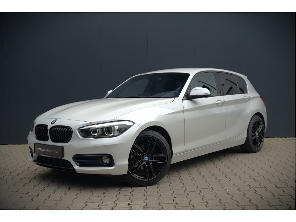 BMW 1-Serie 118i Sport Line Edition | Stoelverwarming | Cruise Control | Parkeersensoren | Navigatie | Groot Scherm | Digitale Tellers | Automaat | Keyless | Trekhaak | LED