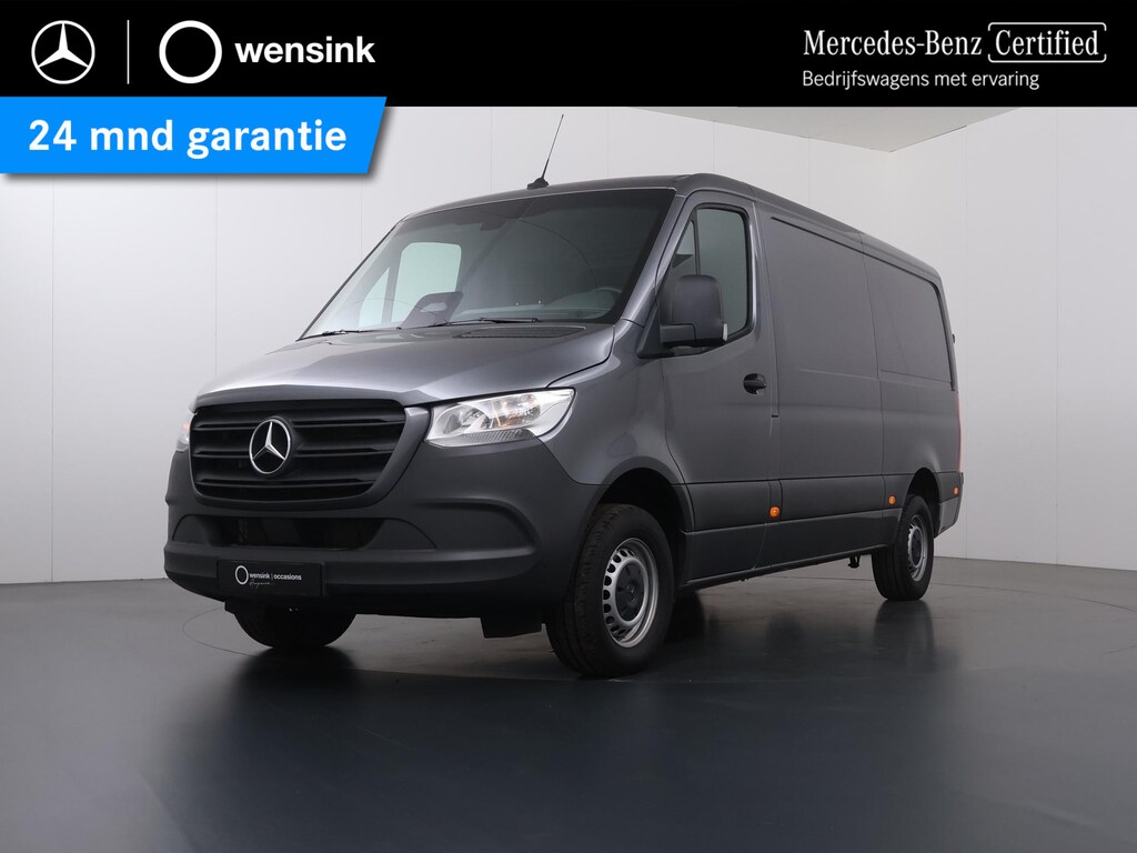 Mercedes-Benz Sprinter 317 CDI | L2 H1 | PRO | AUTOMAAT | 3500 KG. AHW | ACHTERUITRIJCAMERA | CRUISE CONTROL | TREKHAAK | BETIMMERDE LAADRUIMTE | DIEP ZWART | 3-ZITS | LICHT -/ REGEN SENSOR | CARPLAY | ANDROID AUTO | CERTIFIED