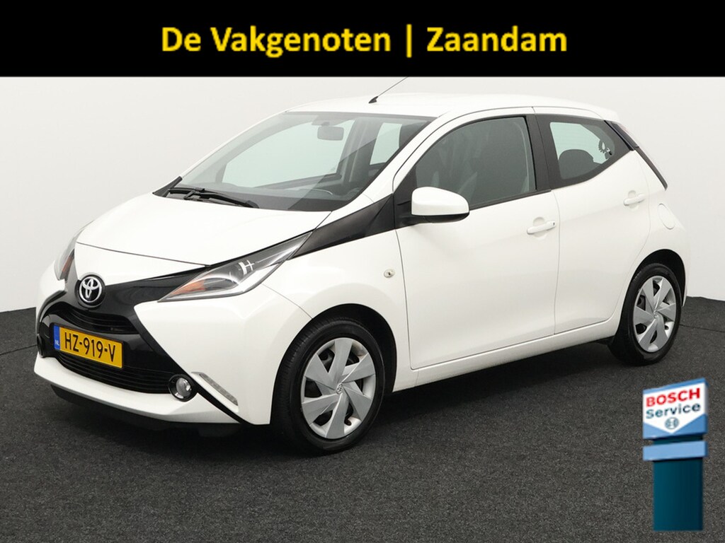 Toyota Aygo 1.0 VVT-i x-play Bluetooth, Buitenspiegels elektrisch verstel- en verwarmbaar, Elektronische remkrachtverdeling, Elektronisch Stabiliteits Programma Op zoek naar een zuinige en wendbare stadsauto? Deze Toyota Aygo 1.0 VVT-i x-play uit 2016 is ideaal voor jou!  De compacte afmetingen maken parkeren en rijden in de stad super eenvoudig. Dan