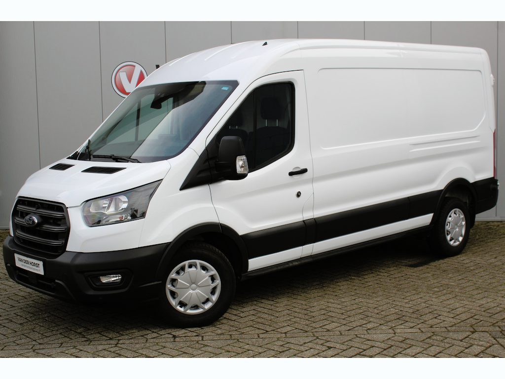Ford Transit 350 2.0-130pk TDCI L3H2 Trend. Nette bedrijfswagen die u nog jaren van dienst kan zijn ! Volledige fotoreportage volgt na poetsen. Airco, cruise cntrl, camera, pdc v+a, stoel-, spiegel- en voorraamverw., navigatie, telefoonvoorb., boordcomputer, armsteun etc.