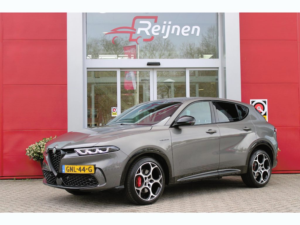 Alfa Romeo Tonale 1.5T Hybrid 160PK VELOCE | PREMIUM PACK: LEDEREN BEKLEDING/GEVENTILEERDE VOORSTOELEN/4-VOUDIG ELEKTRISCH VERSTELBARE LENDESTEUN VOORSTOELEN/HOOGGLANS ZWARTE RAAMOMLIJSTING/AMBIENT LIGHTING | TECHNOLOGY PACK: PARKEERWAARSCHUWING VOOR EN ACHTER/360° CAMERA/AUTOMATISCH INPARKEREN/ AUTONOMOUS DRIVING LEVEL 2: ADAPTIVE CRUISE CONTROL/LANE CENTERING ASSIST/TRAFFIC JAM ASSIST DODEHOEK DETECTIE AUTOMATISCH DIMMENDE BUITENSPIEGELS ELEKTRISCH BEDIENBARE ACHTERKLEP | WINTERPACK: STOELVERWARMING VOOR/STUURVERWARMING/VERWARMBARE RUITENSPROEIERS | 19" LICHTMETALEN VELGEN  | DRAADLOZE TELEFOONLADER | NAVIGATIE | DRAADLOZE APPLE CARPLAY/ANDROID AUTO | FULL LED MATRIX KOPLAMPEN |