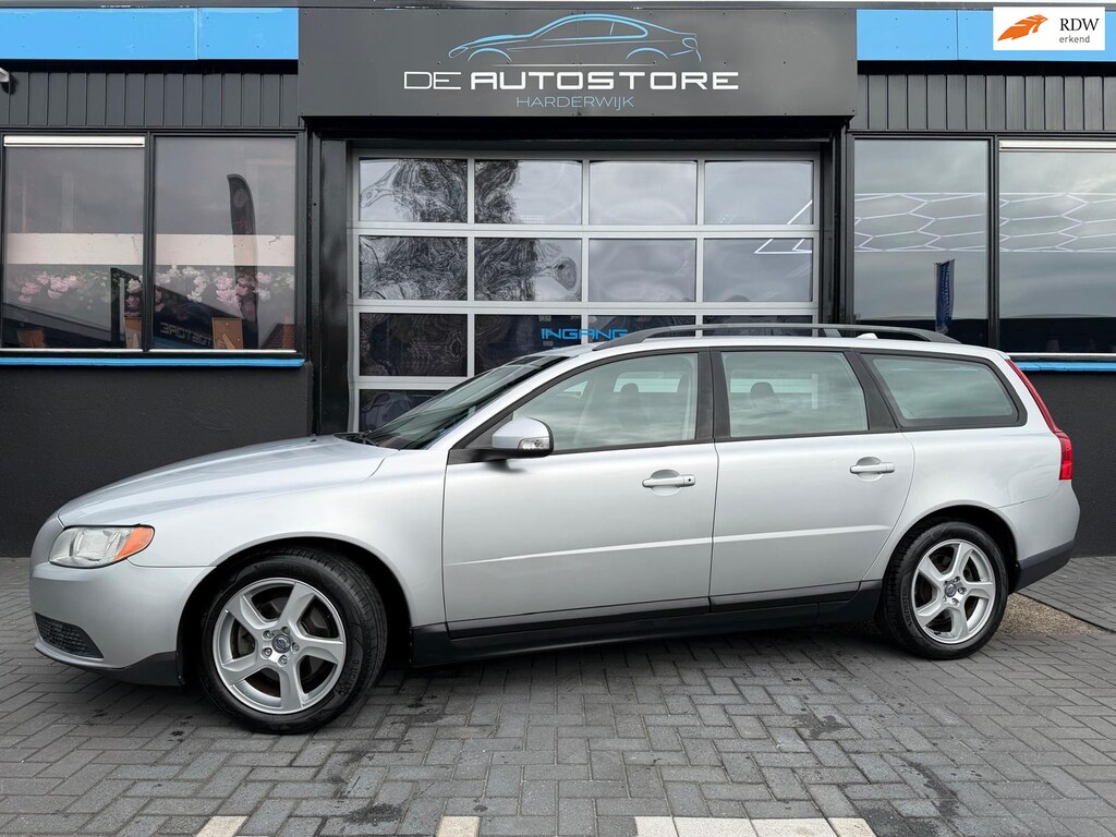 Volvo V70 2.0 Momentum Automaat 211000km!! Half leder Trekhaak Zeer Nette Auto!!!
