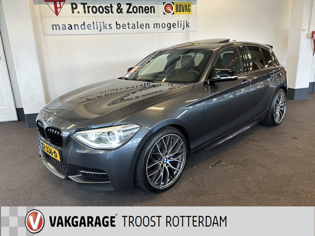 BMW 1-Serie M135i xDrive High Executive 6 Cilinder | Panoramadak | Harman/Kardon | Lederen bekleding | Memory seats | Achteruitrijcamera | M Sport stuur | Adaptief onderstel | Cruise control | Climate control | Stoelverwarming