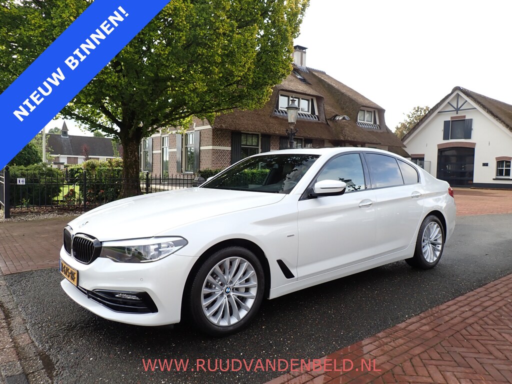 BMW 5-Serie 530d X-DRIVE SCHUIFDAK / CRUISE / CARPLAY / SPORTLEER / NAVI