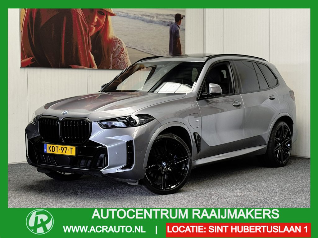 BMW X5 X DRIVE50E M SPORT PANORAMADAK LUCHTVERING HEAD-UP DISPLAY ELK. TREKHAAK NAVIGATIE LEDER ADAPTIVE CRUISE CONTROL PANO SCHUIF/KANTELDAK APPLE CARPLAY/ANDROID RIJSTROOKSENSOREN DODEHOEKSENSOREN 360 CAMERA.