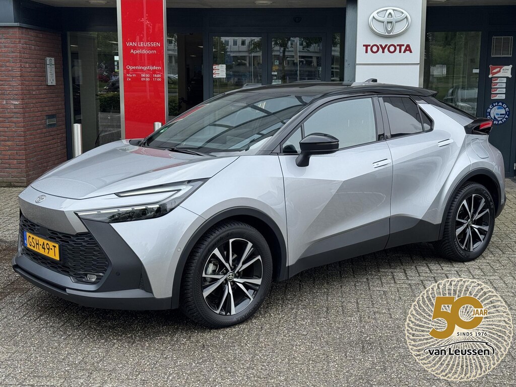 Toyota C-HR / C-HR+ 1.8 HYBRID 140 FIRST-EDITION BI-TONE 360° CAMERA EL-ACHTERKLEP KEYLESS PARK-SENSOREN 18'' LM-VELGEN BLIND SPOT LED APPLE/ANDROI CLIMA NAVI CAMERA NL-AUTO