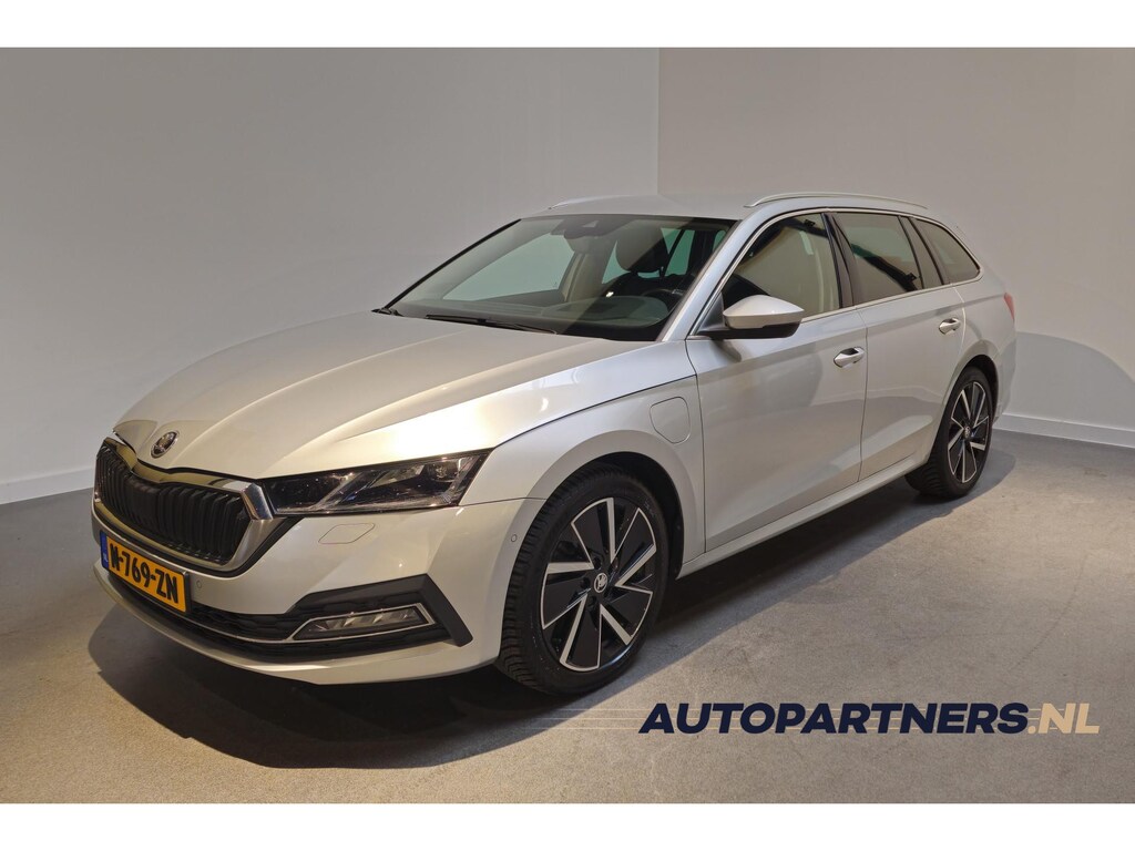 Skoda Octavia Combi 1.4 TSI iV PHEV Business Edition Stoelverwarming voor en achter - Stuurverwarming - Apple Carplay/Android Auto - Dodehoekdetectie - Adaptive Cruise - Trekhaak - Virtual Cockpit -