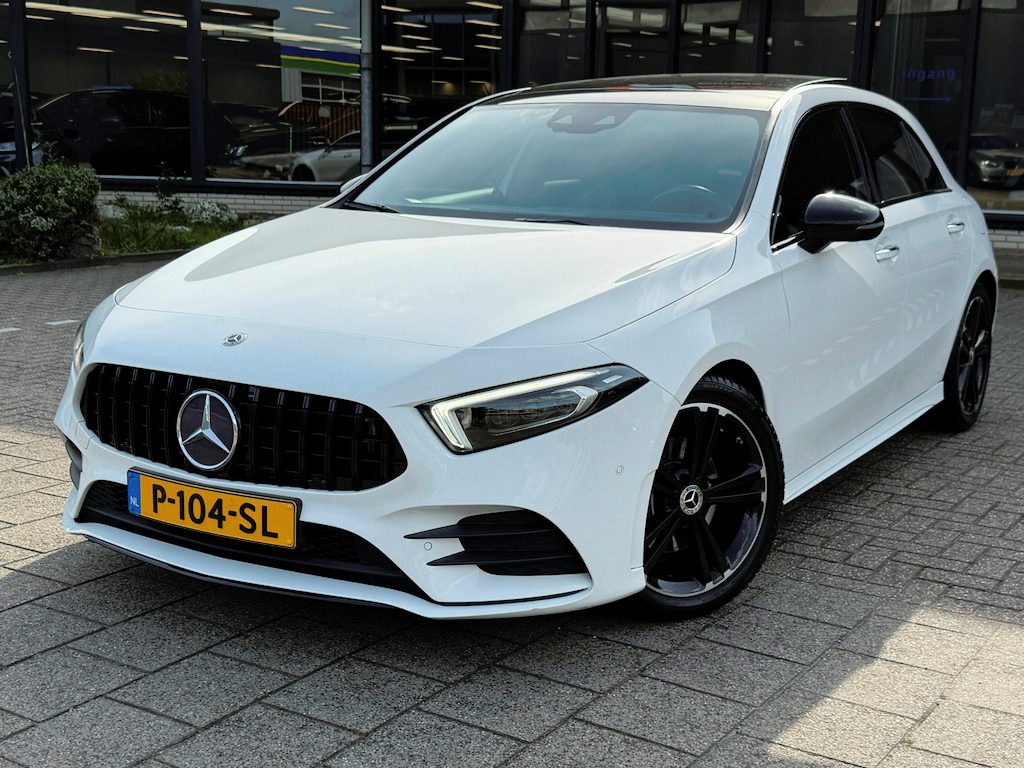 Mercedes-Benz A-klasse A200 Premium AMG PAKKET l SFEERVERL. l PANO l TREKHAAK