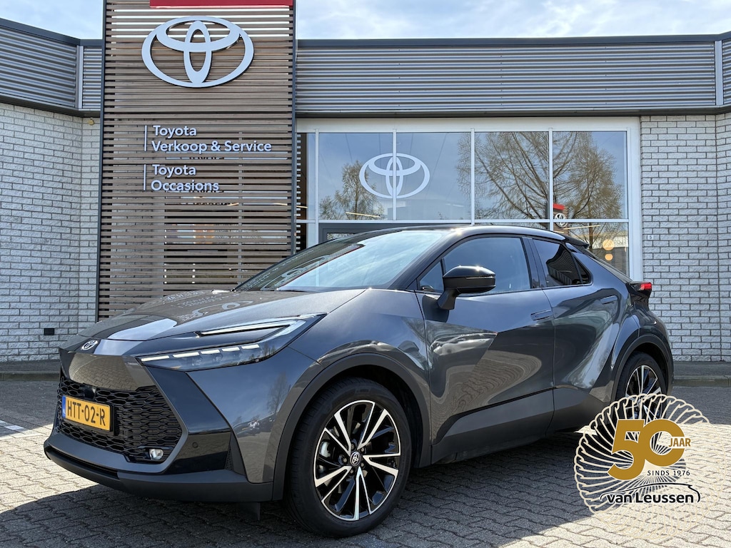 Toyota C-HR / C-HR+ PLUG-IN HYBRID 220 EXECUTIVE STOEL/STUURVERW BLIND-SPOT PARK-SENSOREN JBL-AUDIO EL-SPORTSTOELEN-MEMORY NAVI APPLE/ANDROID