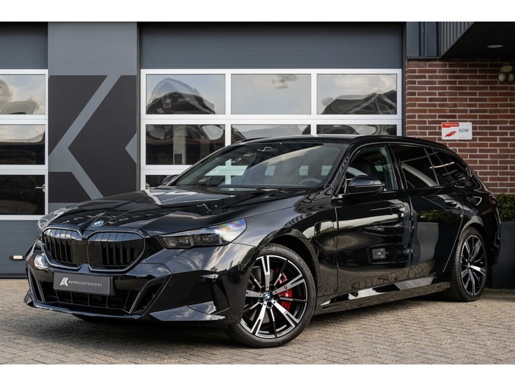 BMW 5-Serie 550e xDrive Touring M Sport Pro | Panorama | Harman/Kardon | Driving Ass. Plus | Trekhaak | 4-Wielbest. | 20' Inch |