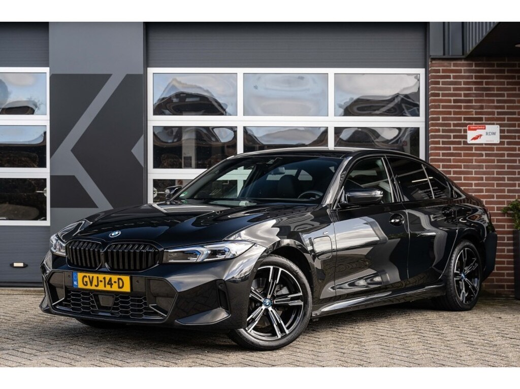 BMW 3-Serie 330 330e M Sport | Shadow | Widescreen | HIFI | Camera | Adpt. Led | ACC | 18 Inch |