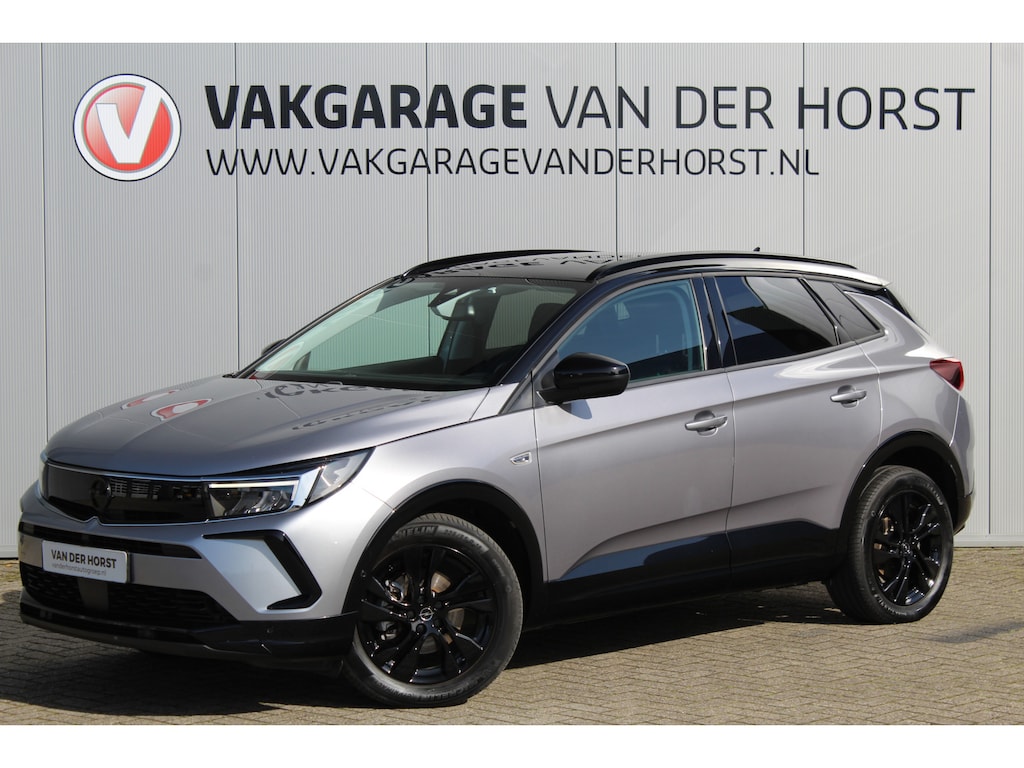 Opel Grandland 1.2-130pk Turbo GS-Line. Zeer nette, sportieve en luxe hoogzitter, slechts 43.000km ! Autm. airco dual, camera, half leder, navigatie, telefoonvoorb, Apple carplay/Android auto, lane- en side assist, cruise control, metallic lak, LM wielen etc.