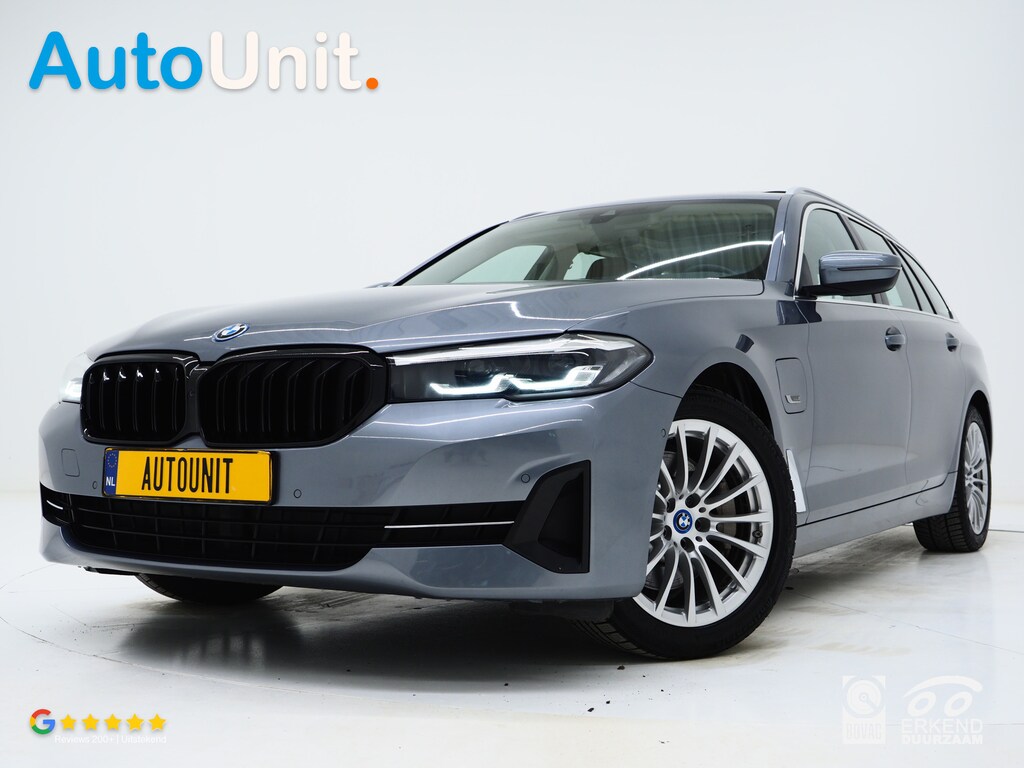 BMW 5-Serie Touring 530e | Panoramadak | Trekhaak | Leder | Camera | Memory | Sfeerlicht | Carplay