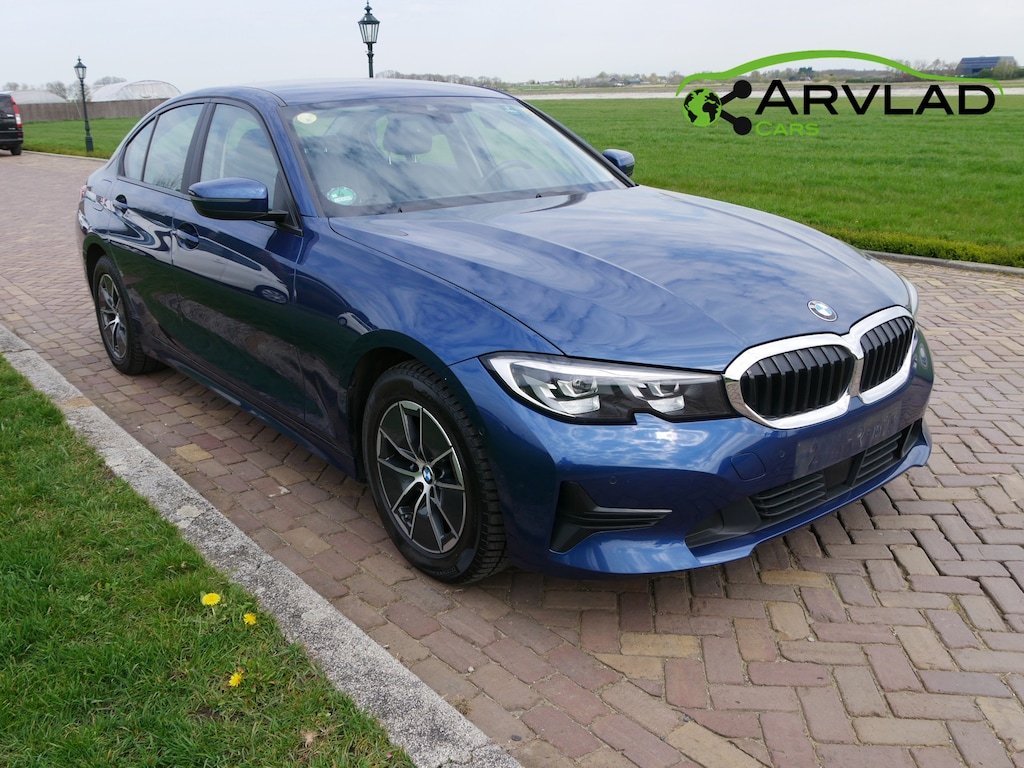 BMW 3-Serie 318d 110kW AUT. CLIMA NAVI CAMERA LEATHER ** 14999 NETTO **
