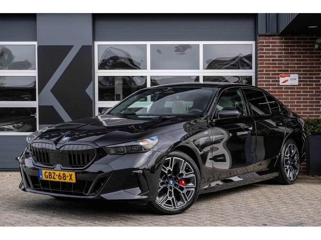 BMW 5-Serie 550 BMW 550e xDrive M Sport Pro | Bowers & Wilkins | Panoramadak | Trekhaak | Driving Ass. Plus | Iconic Glow |
