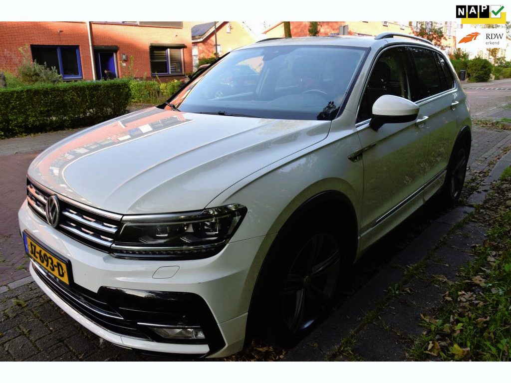 Volkswagen Tiguan 1.4 TSI ACT Connected Series hele mooie tiguan pano,automaat,met leuke opties,R-LINE wordt ermee gereden,