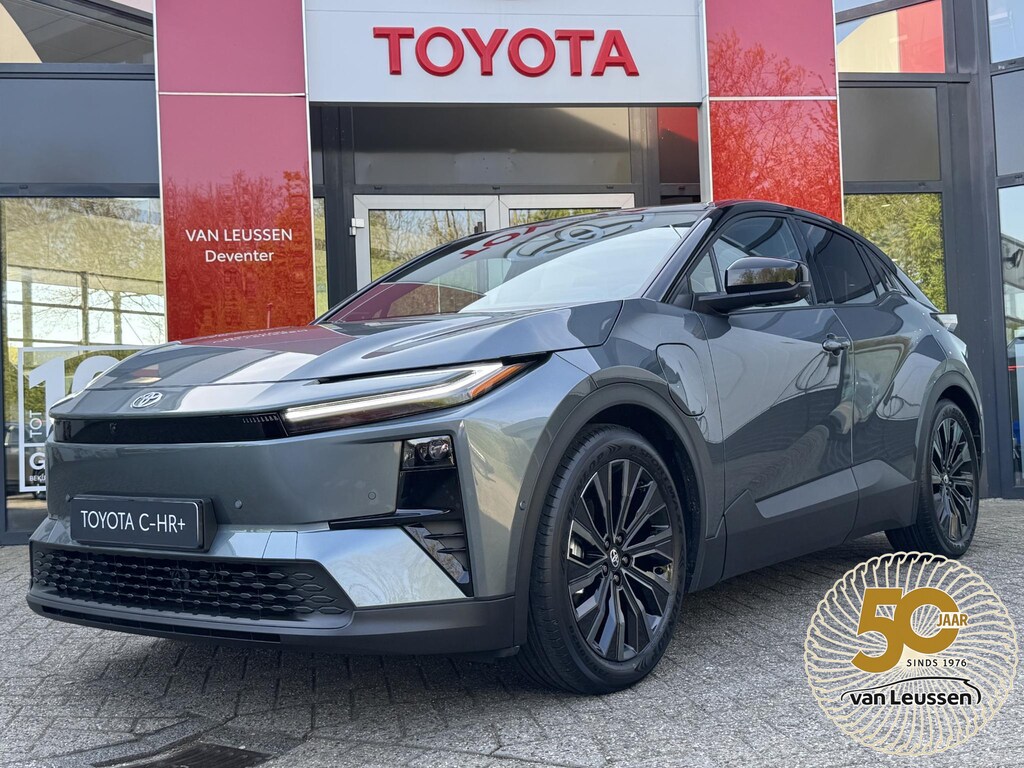 Toyota C-HR / C-HR+ EXECUTIVE AWD 77KWH NIEUW & DIRECT LEVERBAAR! PANO-DAK BLIND-SPOT PARK-SENSOREN 360° CAMERA STOEL/STUURVERW WARMTEPOMP EL-ACHTERKLEP
