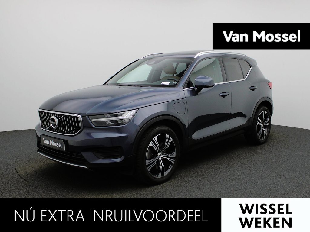 Volvo XC40 1.5 T4 Recharge Inscription | Automaat | Panoramadak | Trekhaak | Apple Carplay / Android Auto | Memory Seats | Parkeersensoren | Virtual Cockpit | Stoel- Stuurverwarming | Elektrische Achterklep | Achteruitrijcamera | Navigatie | Climate Control | Cruise Control | Lichtmetalen Velgen |