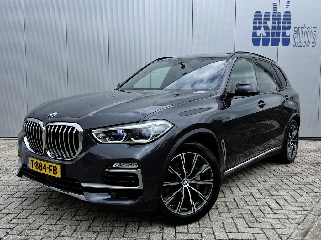BMW X5 xDrive30d High Executive X-Line Luchtvering Trekhaak 3500 kg Panoramadak Laser licht Koplampen Head-Up Display Harman Kardon Audio 20 Inch Velgen Individual Tartufo leder Rondzicht 360 Camera Vol Opties 6-Cilinder Lage Kilometerstand
