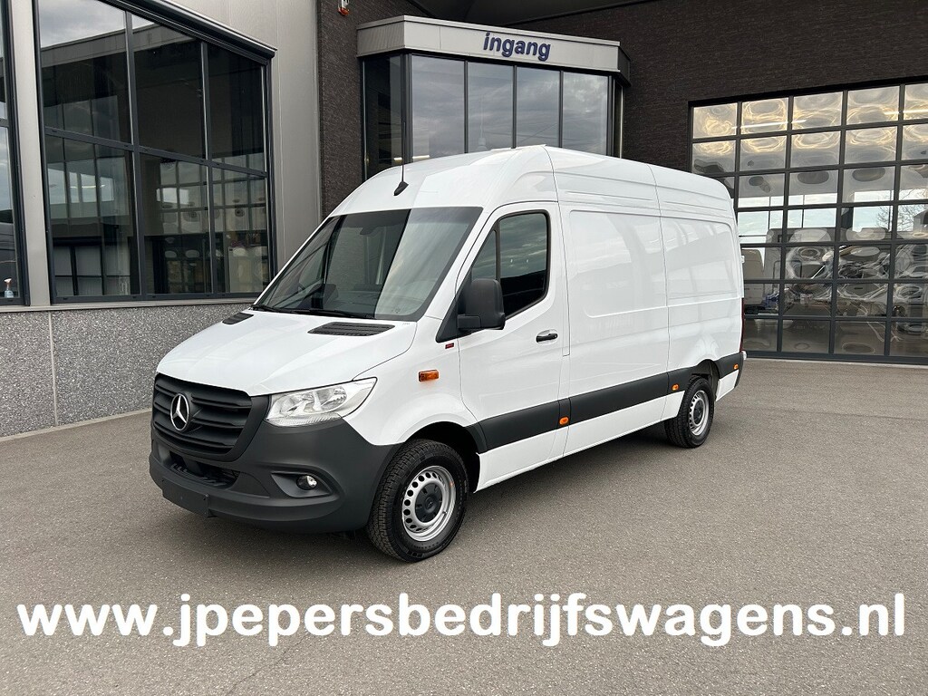 Mercedes-Benz Sprinter 317 CDI L2 H2 Pro Facelift / MBUX / Navigatie / Camera / Geveerde stoel / Cruise control / Airco / 270 Graden achterdeuren