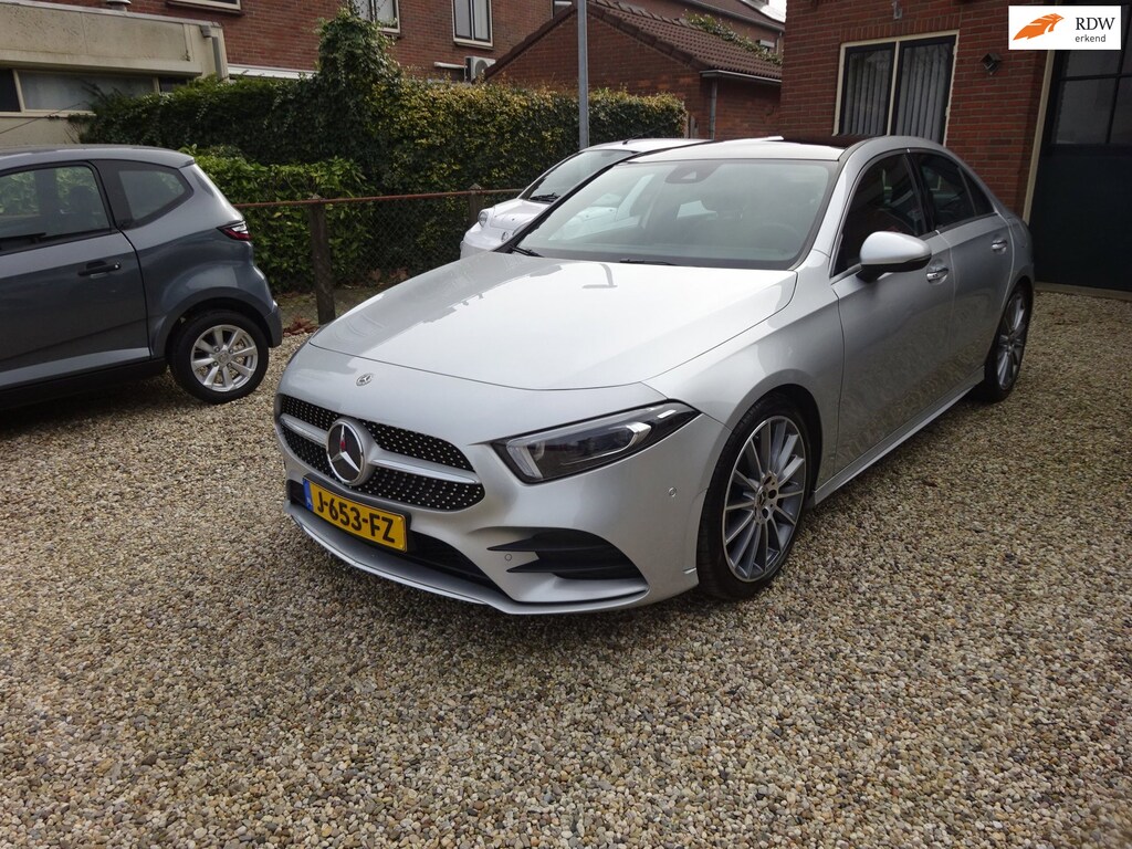 Mercedes-Benz A-klasse 200 Launch Edition Premium AMG Line Panorama dak, Navigatie, Climate controle, Cruise controle, Trekhaak