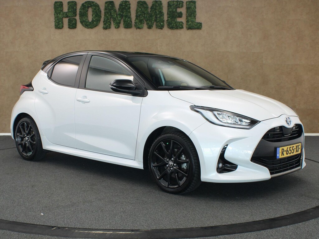 Toyota Yaris 1.5 Hybrid Bi-Tone - 100% ONDERHOUDEN! - NAVIGATIE - STOELVERWARMING - KEYLESS ENTRY & START - 17INCH ZWARTE LICHTMETALEN VELGEN - APPLE CARPLAY/ANDROID AUTO - CAMERA - 4 X ELEKTRISCHE RAMEN -  LICHT EN REGENSENSOR