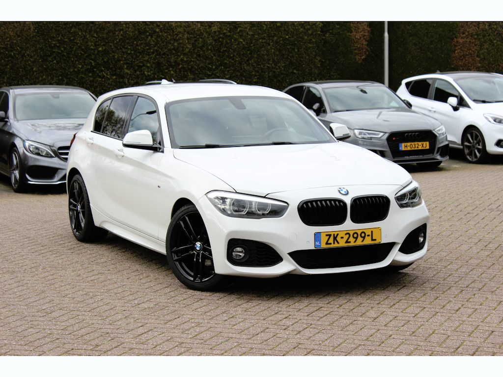 BMW 1-Serie 118i Edition M Sport Shadow High Exe. / Leder / Navigatie / Parkeerhulp achter / Keyless / 18'' / Getint glas / Stoelverwarming / Cruise Control