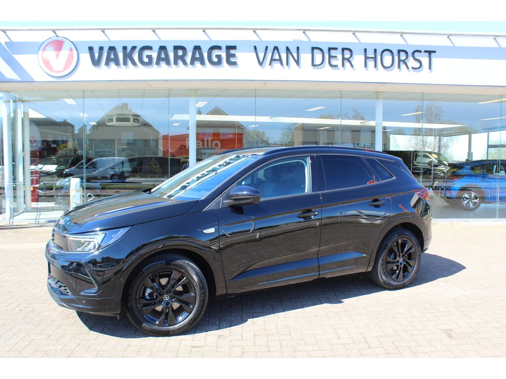 Opel Grandland 1.2 Turbo GS Line Zeer nette, sportieve en luxe hoogzitter, slechts 49.000km ! Autm. airco dual, camera, half leder, navigatie, telefoonvoorb, Apple carplay/Android auto, lane- en side assist, cruise control, metallic lak, LM wielen etc.