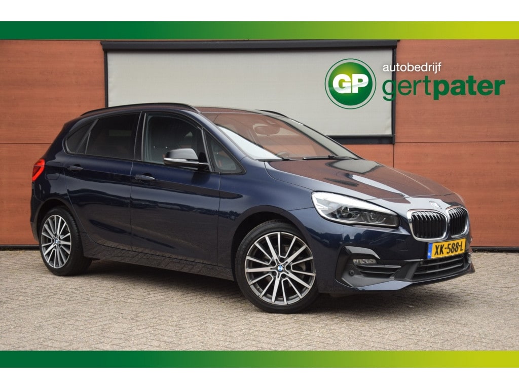 BMW 2-Serie Active Tourer 218i Sportline Trekhaak/Shadowline/18 Inch/Camera/Stoelverwarmin