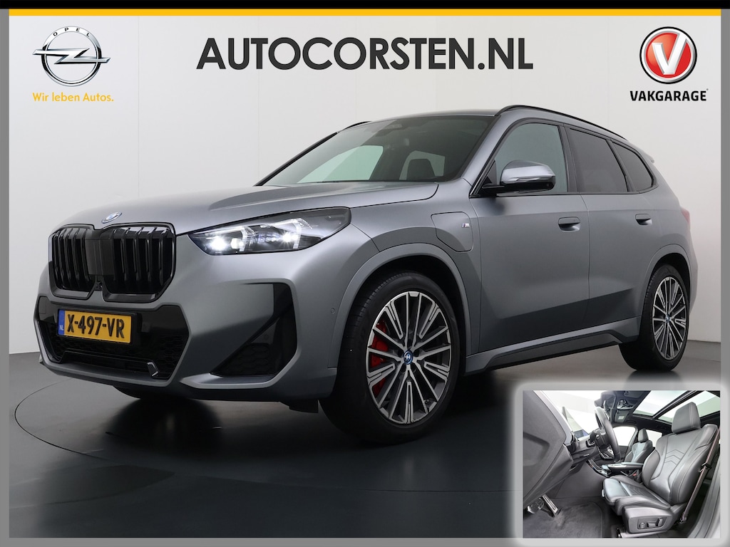 BMW X1 xDrive30e 327pk M-sport SOH 95% Leer Pano-Dak/Hef-Dak M-Sportstoelen+Elektr.+Geheugen+Verwarmd Trekhaak Harman-Kardon Adaptive-LED Live-Cockpit-Pro Driving assist plus Head-up displa Adaptive-Cruise AWD StuurVerwarmd Zwarte-Hemel Travelpack Park-Assist Pdc Draadloze lader Innovations-pakket Comfort-Pack €75.000,- Nieuw  Orig.NL auto! 1.800kg trekvermogen