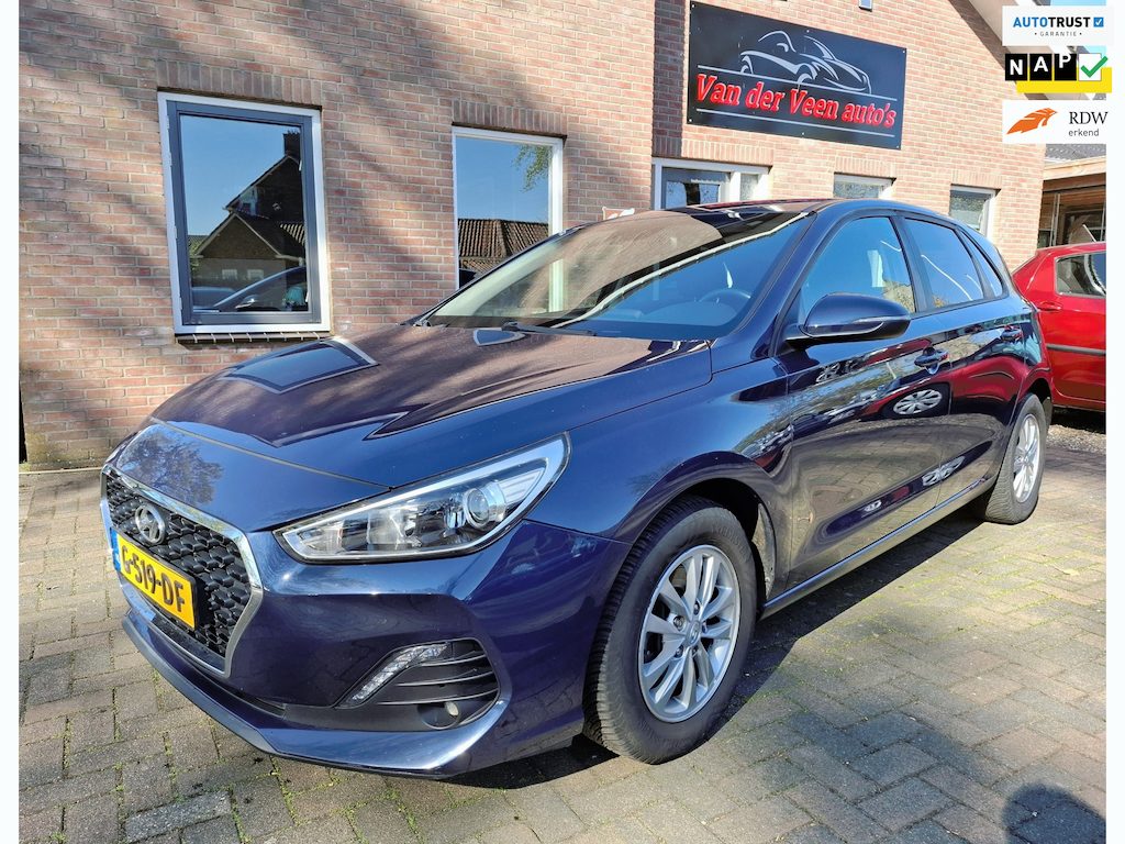 Hyundai i30 1.0 T-GDI Comfort. Zeer netjes en luxe o.a: Navi, carplay, cruise, camera, etc. Prijs rijklaar inclusief garantie.