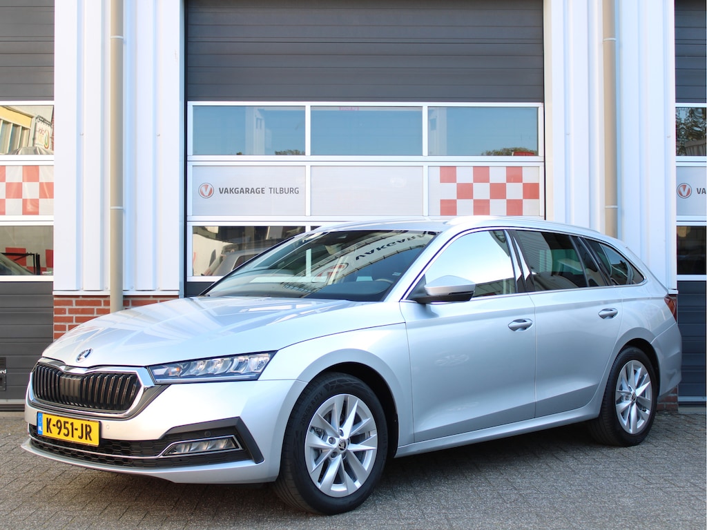 Skoda Octavia Combi 1.0 e-TSI 110PK Automaat Business Edition /NAVI/17'LM/PDC/LED/Keyless/Lane assist/Trekhaak/DAB+/Cruise control/NAP! 2e eig!