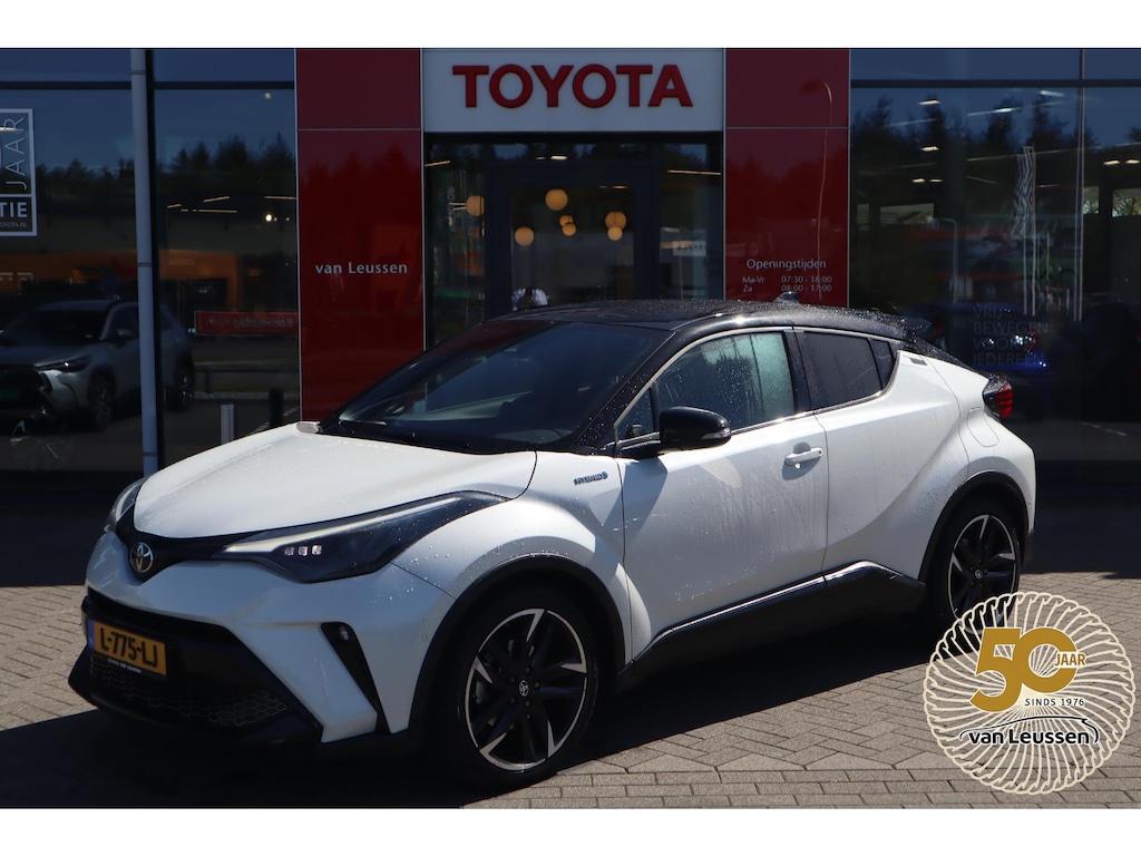 Toyota C-HR / C-HR+ 1.8 HYBRID GR-SPORT 19"LM-VELGEN 1e EIGENAAR NL-AUTO STOELVERW. LED JBL-AUDIO P-SENSOREN APPLE/ANDROID 19"LMV