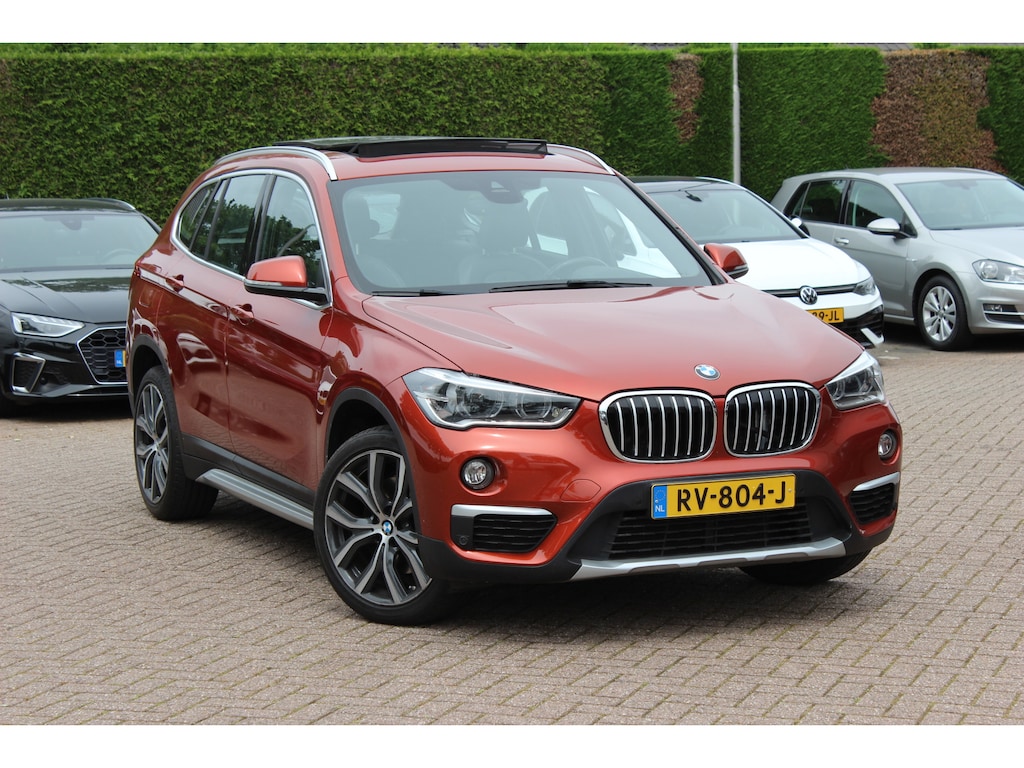 BMW X1 xDrive20i High Exe. / Trekhaak / Panoramadak / Head-up / Leder / 19'' / Navigatie / Stoelverwarming / Sportstoelen / DAB / Cruise Control