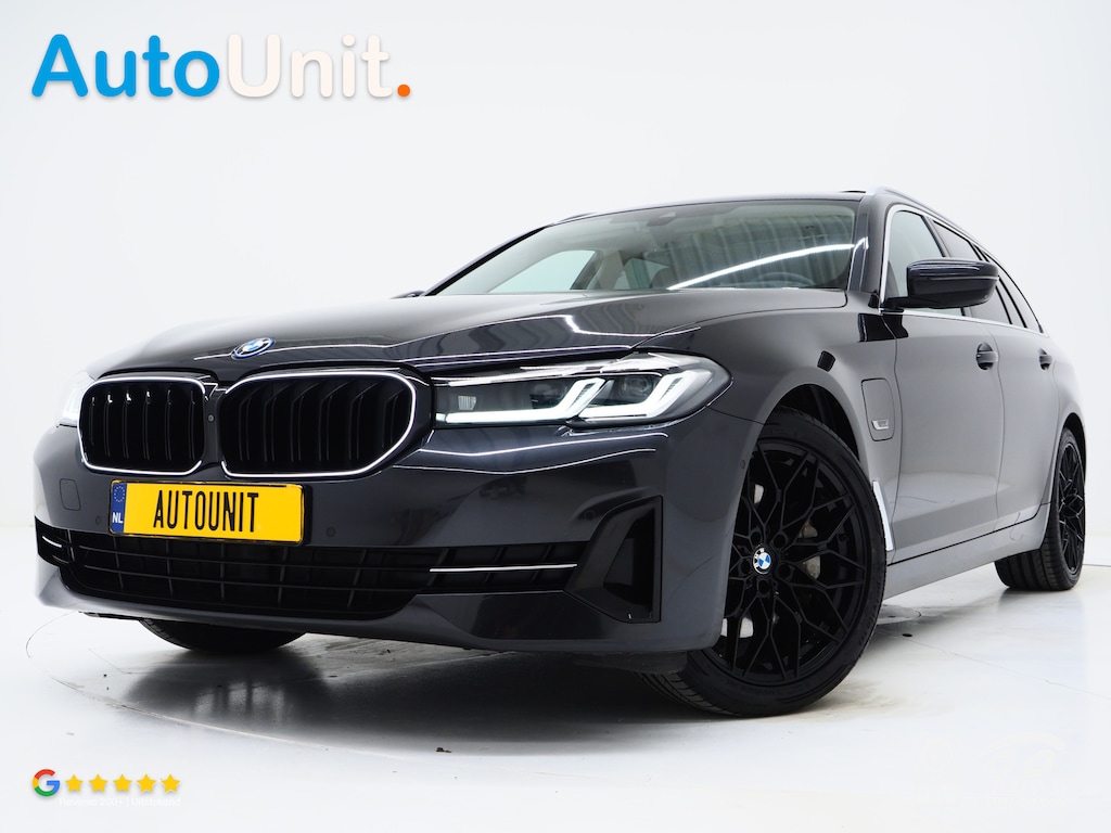 BMW 5-Serie Touring 520e | Panoramadak | LED Grille | Trekhaak | Leder | HUD | 360 | Dodehoek | Sfeerlicht | Memory | Carplay