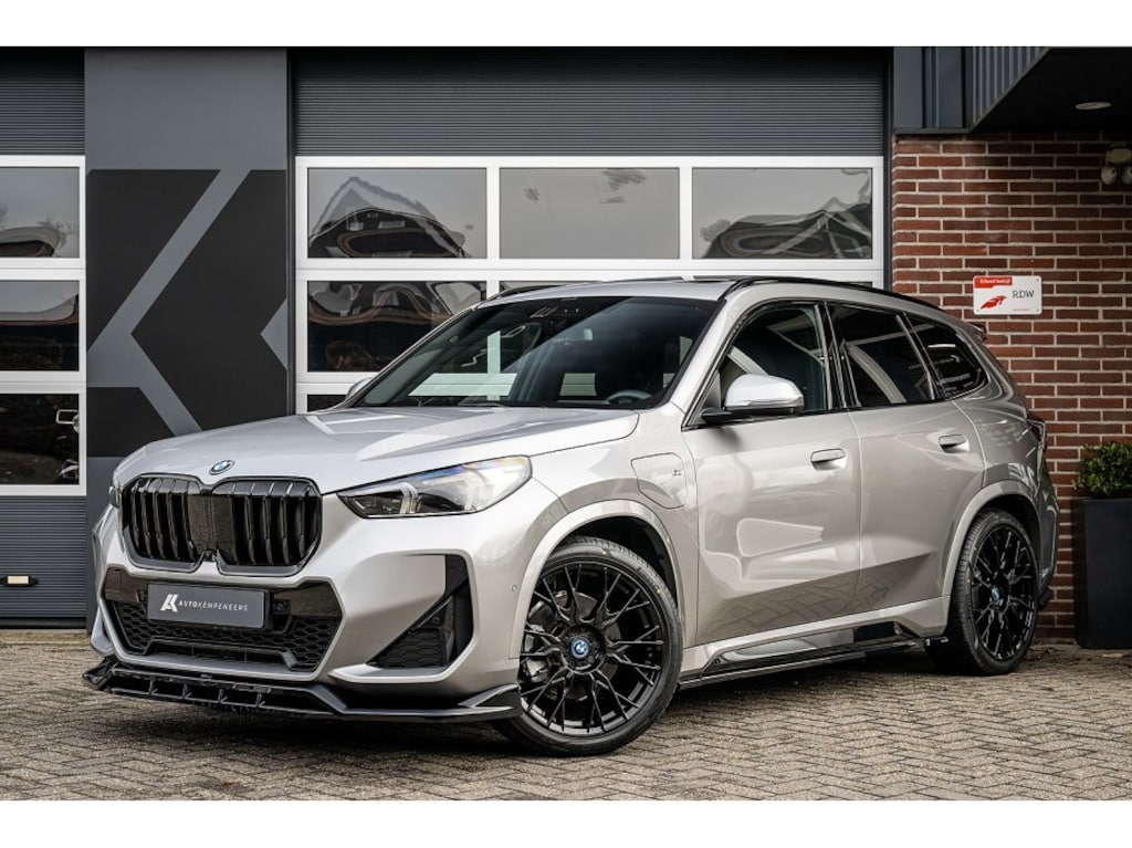 BMW X1 xDrive25e M Sport | Panorama | Maxton | Shadow | ACC | Camera | Adap. led | Trekhaak | Stoelverwarming | 20 inch |