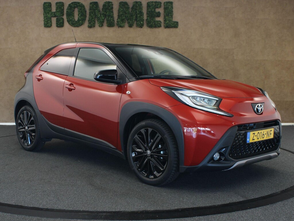 Toyota Aygo X 1.0 VVT-i MT Envy - ORIGINEEL NEDERLANDSE AUTO - PARKEERSENSOREN VOOR EN ACHTER - DRAADLOZE TELEFOONLADER - ADAPTIVE CRUISE CONTROL - NAVIGATIE - APPLE CARPLAY/ANDROID AUTO