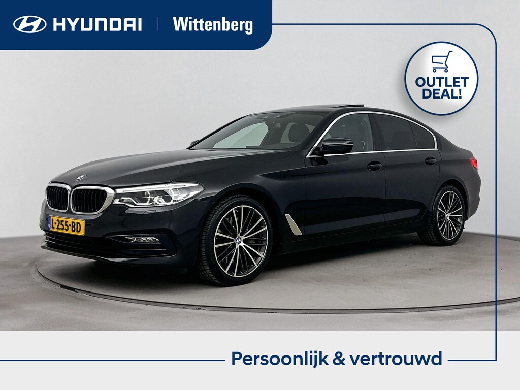 BMW 5-Serie 540i xDRIVE HIGH EXECUTIVE | SUMMERDEAL! | UNIEK! | AUTOMAAT | UNIEK! | FULL OPTIONS | 340 PK! | TREKHAAK ELEKTRISCH UITKLAPBAAR! | OPEN DAK | LEDER | CLIMA | CRUISE | CAMERA | NAVI | VERWARMDE VOORSTOELEN | 19'' LM VELGEN | ELEKTRISCHE ACHTERKLEP |