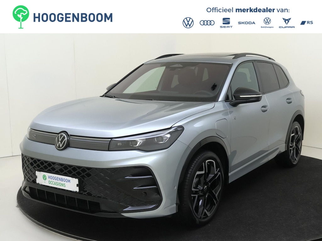 Volkswagen Tiguan 1.5 eHybrid R-Line Edition | SoH 100% | Panoramadak | Trekhaak | Black Style | 360 camera | Stoelventilatie | Lederen bekleding | Harman Kardon | LED matrix verlichting |