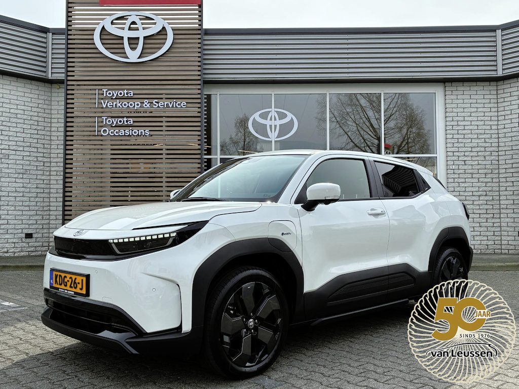 Toyota Urban Cruiser EXECUTIVE 61 KWH VOORRAAD VOORDEEL VAN €39.345 VOOR €35.700!!! PANO-DAK STOEL/STUURVERW 360° CAMERA PARK-SENSOREN BLIND-SPOT NAVI APPLE/ANDROID