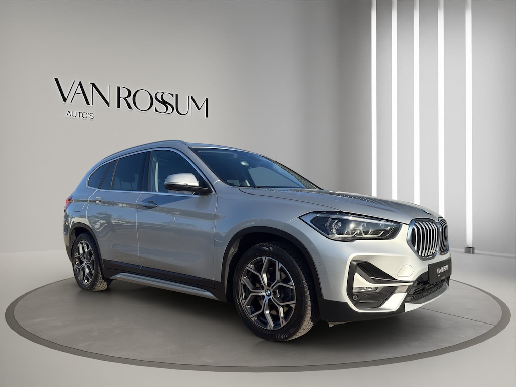 BMW X1 xDrive25e High Executive X-Line Panorama | Leder | Sportstoelen | Led | Park sensors V+A |
