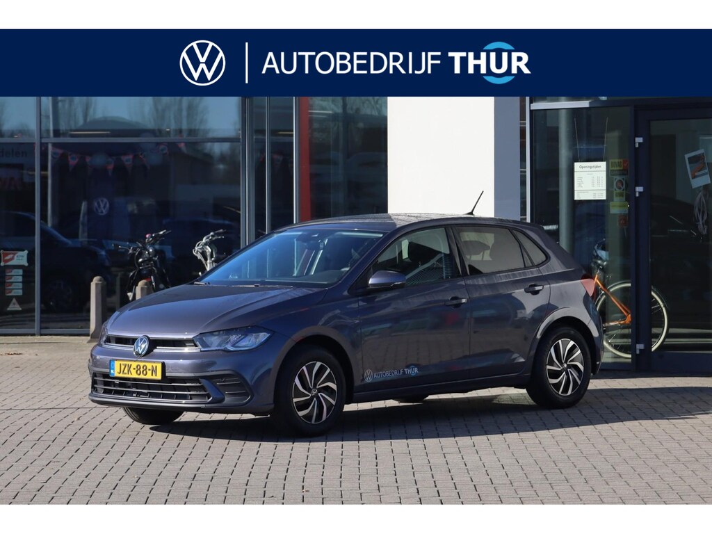 Volkswagen Polo 1.0 TSI Life Edition 95PK / 70kW DSG, Demonstratie voertuig (beschikbaar per 1 september 2026), keyless start & entry, achteruitrijcamera (rear view), parkeersensoren voor en achter (pdc), elektrisch verstel-, verwarm- en inklapbare buitenspiegels, LED-koplampen, Apple Carplay & Android Auto, DAB+, multifunctioneel lederen stuurwiel, adaptieve cruise control (acc), aanhangwagen herkenning etc.