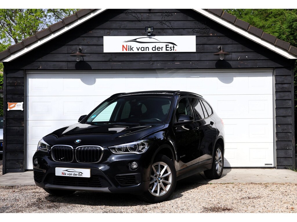 BMW X1 SDrive20i - High Executive-Pano-HUD-Stoelverwarming-Camera