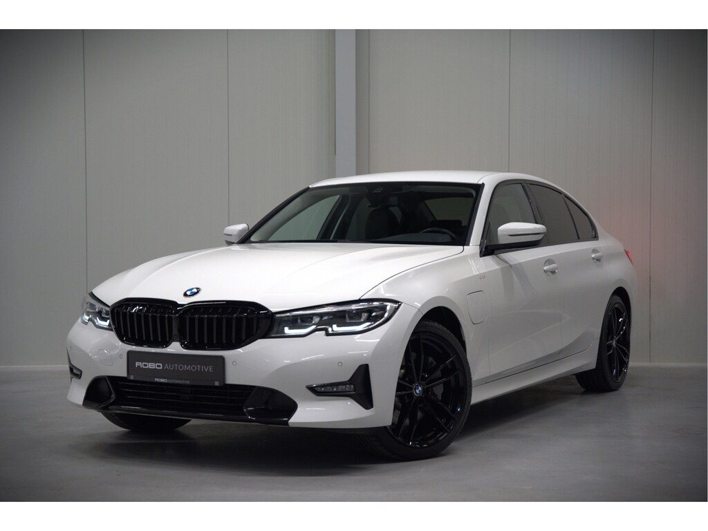 BMW 3-Serie 330e eDrive Edition High Executive | Stoelverwarming | Navigatie | Apple Carplay | Parkeersensoren | Keyless | Cruise Control | LED | Leer | Trekhaak | Climate Control |