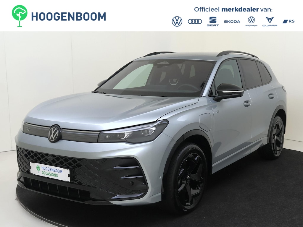 Volkswagen Tiguan 1.5 eHybrid R-Line Edition | SoH 100% | Trekhaak | Head-up display | Black style | 360 camera | Parkeerassistent | Stoel- en stuurwielverwarming | Dodehoek detectie | Keyless |