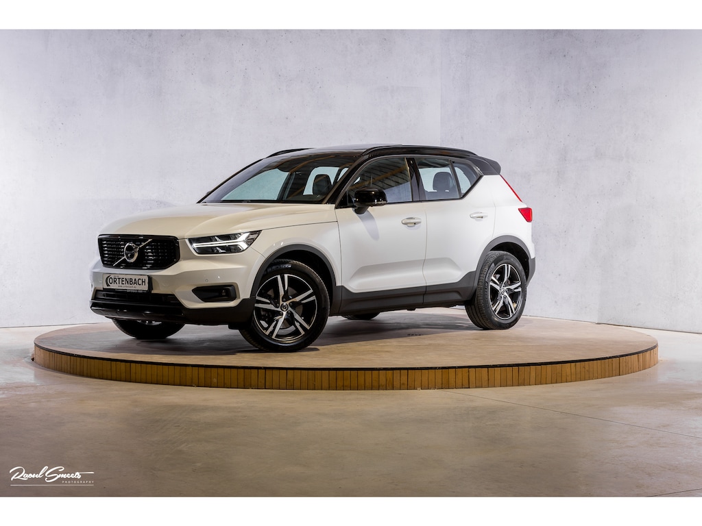 Volvo XC40 2.0 T5 AWD R-Design | Zwenkbare trekhaak | 2.100 Kg Trekgewicht | Panoramadak | Blis | Harman Kardon | 360 Camera |